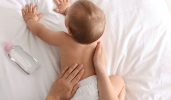 Ibu sedang memilih produk skincare bayi yang aman