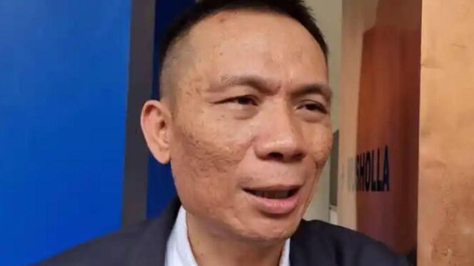 
					Rismon Sianipar Negoisasi Data Ijazah Jokowi Sendirian