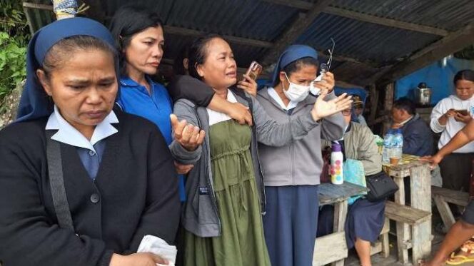 
					Air mata ibu dan suster saat pencarian calon pastor tenggelam di Danau Toba