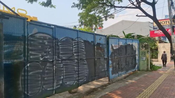 
					Gerbang Usang Proyek Triliunan: Showroom Motor MBG Tanpa Izin RT, Dijaga Pria Seragam Loreng