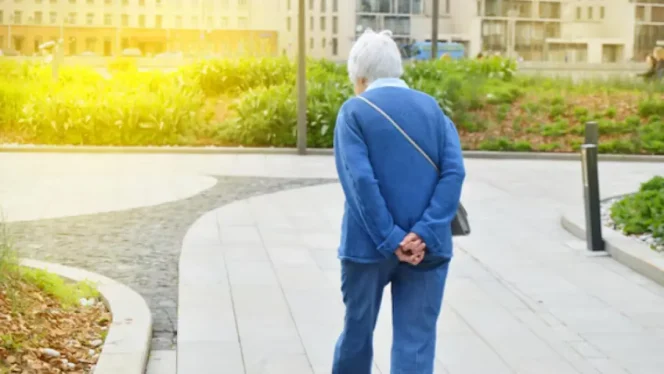 
					Orang yang Berjalan dengan Tangan di Belakang Punggung: 7 Perilaku yang Mengungkap Psikologi Mereka