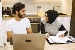 7 cara diskusi memulai bisnis sampingan bersama pasangan