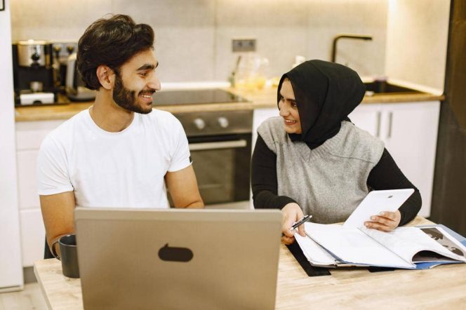 
					7 cara diskusi memulai bisnis sampingan bersama pasangan