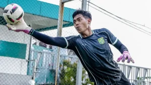 Andhika Ramadhani dirumorkan ke Persik Kediri! Catat 23 clean sheet dan 5.628 menit bermain bersama Persebaya Surabaya