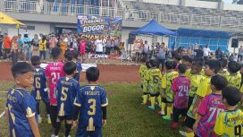 Pimpinan SSB Youth Tigers Adi Tristianto membuka turnamen di Stadion Elang Bondol, Jl Salabenda Raya, Atang Senjaya, Kemang, Kabupaten Bogor