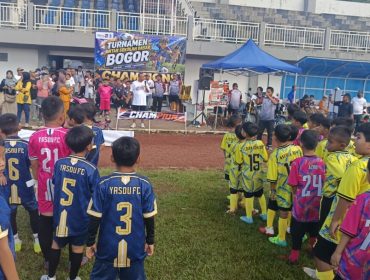 Pimpinan SSB Youth Tigers Adi Tristianto membuka turnamen di Stadion Elang Bondol, Jl Salabenda Raya, Atang Senjaya, Kemang, Kabupaten Bogor