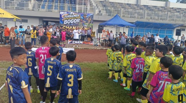 Pimpinan SSB Youth Tigers Adi Tristianto membuka turnamen di Stadion Elang Bondol, Jl Salabenda Raya, Atang Senjaya, Kemang, Kabupaten Bogor