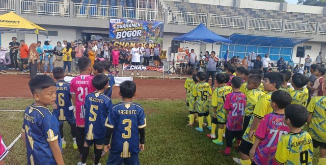 
					Pimpinan SSB Youth Tigers Adi Tristianto membuka turnamen di Stadion Elang Bondol, Jl Salabenda Raya, Atang Senjaya, Kemang, Kabupaten Bogor