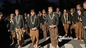 Pria Berkebaya di Kirab Suro, Mangkunegaran Bantah Beri Perlakuan Khusus