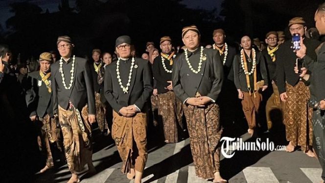 
					Pria Berkebaya di Kirab Suro, Mangkunegaran Bantah Beri Perlakuan Khusus