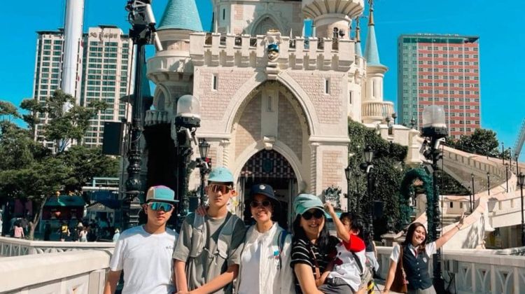 10 Foto Keluarga Marcella Zalianty di Lotte World, Korsel!